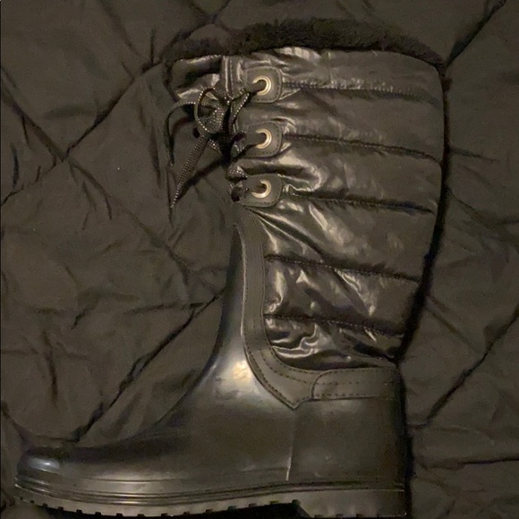 ISO Women’s Sarina winter boots - Picture 3 of 5